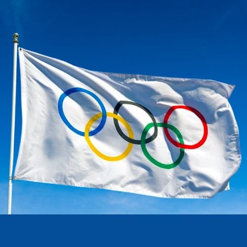olympialippu liehuu taivaalla