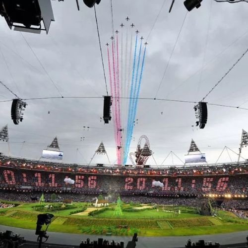 Lontoo olympialaiset avajaisissa nähtiin näyttäviä hävittäjiä jotka lensivät stadionin ylitse.